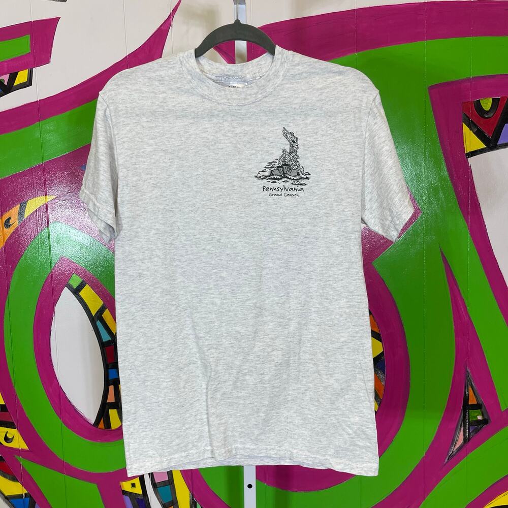 Gildan, Pennsylvania Grand Canyon T-Shirt. Size Small. Excellent condition!